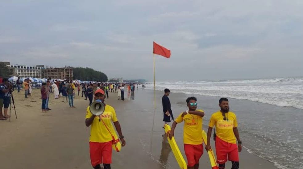 অর্থ সংকটে হুমকির মুখে কক্সবাজার সৈকতের লাইফগার্ড সেবা