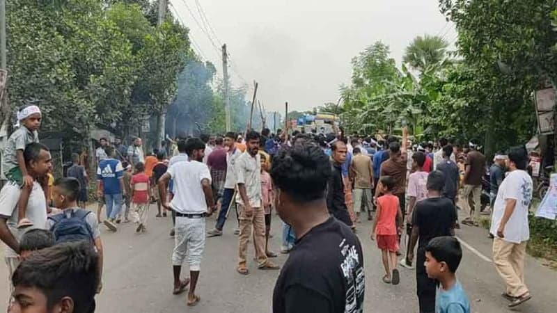 ভাঙ্গায় সড়ক অবরোধ: ফরিদপুর-বরিশাল মহাসড়কে যান চলাচল বন্ধ 