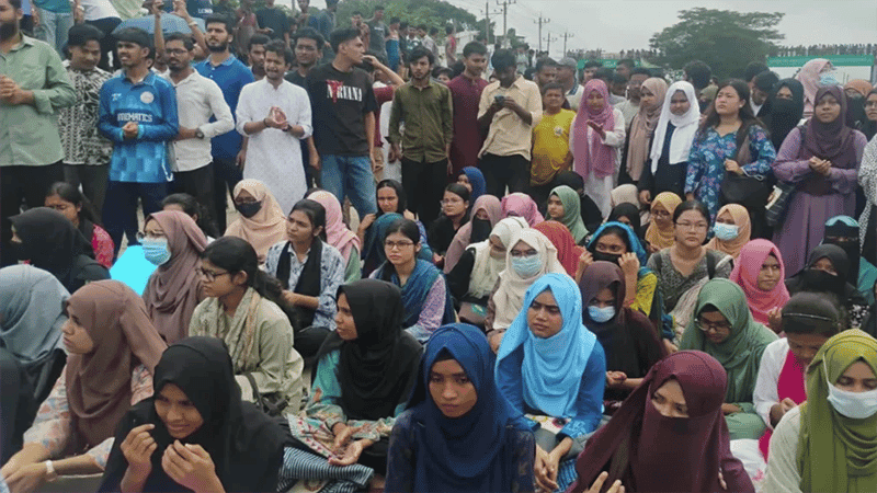 অপ্রতিম হত্যাকাণ্ডের বিচার দাবিতে ঢাকা-চট্টগ্রাম মহাসড়ক অবরোধ