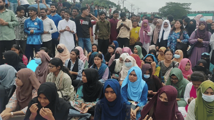 অপ্রতিম হত্যাকাণ্ডের বিচার দাবিতে ঢাকা-চট্টগ্রাম মহাসড়ক অবরোধ
