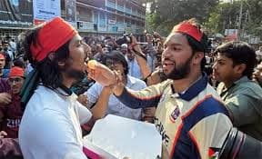 ট্রাইব্যুনালের সামনে জনতার উল্লাস 