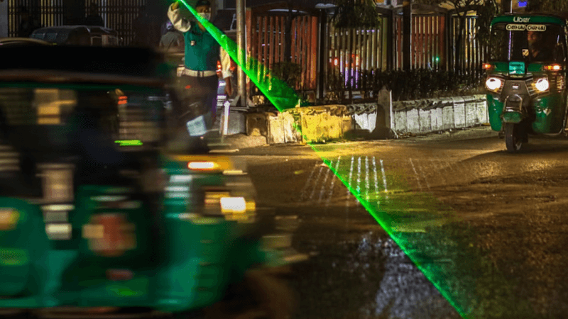 ঢাকায় ট্রাফিক নিয়ন্ত্রণে নিষিদ্ধ লেজার লাইট