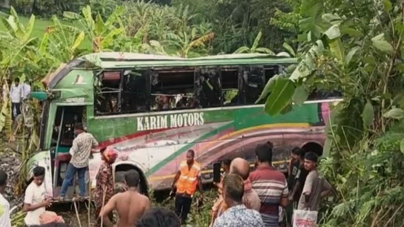 গোপালগঞ্জে বাস খাদে পড়ে নিহত ৩, আহত ৩০