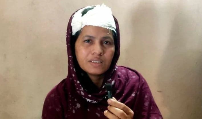 মেয়েদের সামনেই মাকে কোপাল সন্ত্রাসীরা, ভিডিও ভাইরাল