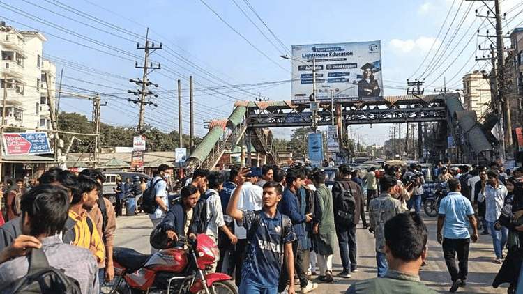 শাকসু ভোটের দাবিতে প্রশাসনিক ভবনে তালা, অবরুদ্ধ ভিসি