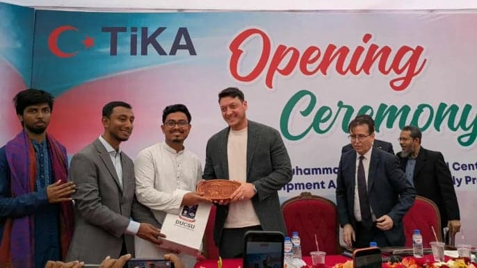 ঢাবি ক্যাম্পাসে বিশ্বকাপজয়ী ফুটবল তারকা মেসুত ওজিল