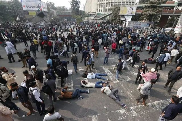 বিডিআর জওয়ানদের মুক্তির দাবিতে শহীদ মিনার অভিমুখে মিছিল পরিবারের