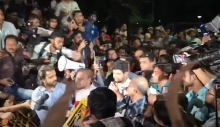 উপদেষ্টা মাহফুজকে লক্ষ্য করে ‘ভুয়া ভুয়া’ স্লোগান, বোতল নিক্ষেপ