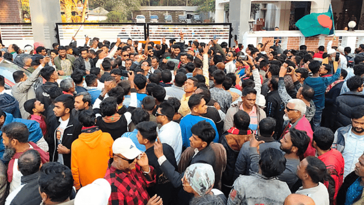 পাবনার দুই আসনে ভোট পুনর্গণনার দাবিতে জেলা প্রশাসকের কার্যালয় ঘেরাও বিএনপির