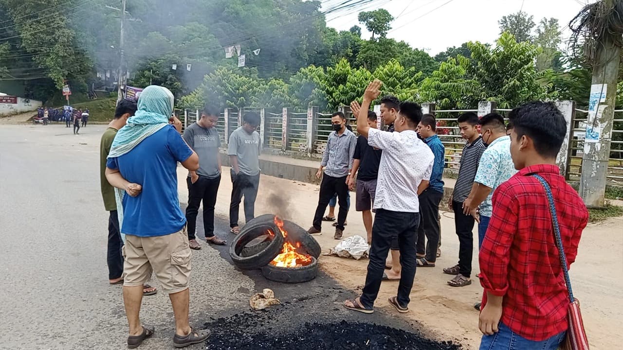 সড়ক অবরোধে খাগড়াছড়িতে হাজারো পর্যটক আটকা