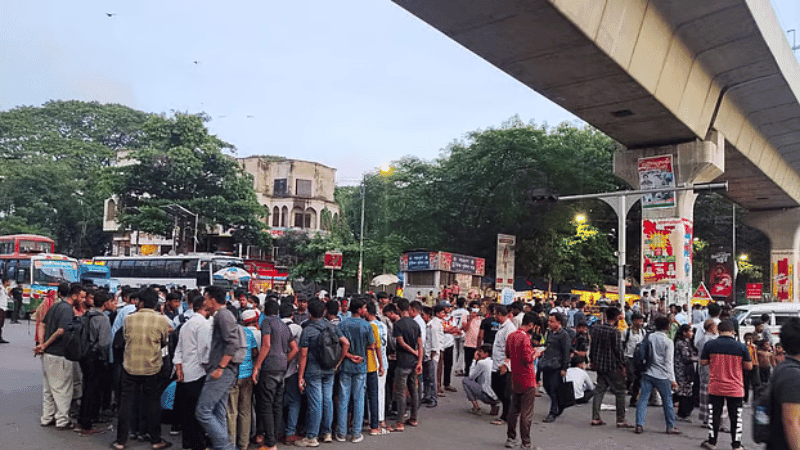 এবার শাহবাগ অবরোধ একদল শিক্ষার্থীর