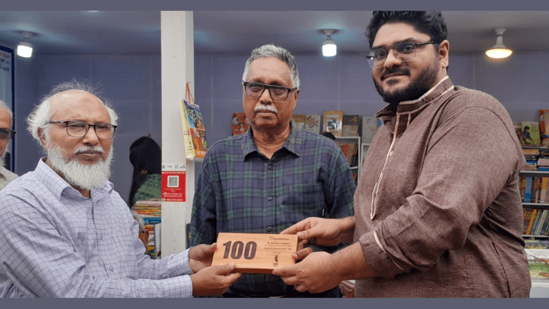 ১০০ বইয়ের প্রচ্ছদশিল্পী হিসেবে সম্মাননা পেলেন সাফাক হোসেন