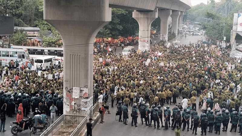 ব্যারিকেড সরিয়ে দিয়ে শাহবাগ মোড় অবরোধ নার্সিং শিক্ষার্থীদের 