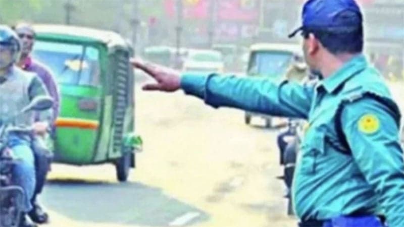 ট্রাফিক আইন লঙ্ঘনের ঘটনায় ১৮১৭ মামলা