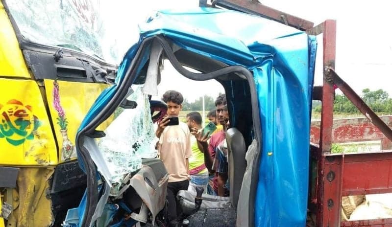 বগুড়ার কাহালুতে দুই ট্রাকের সংঘর্ষ, প্রাণ গেল চারজনের