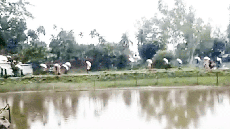 বিক্ষুব্ধ কৃষকদের নিয়ে যাওয়া ১৯৭ বস্তা সারের ১১৫ বস্তা উদ্ধার