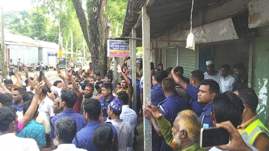সকাল ৮টার আগেই শেষ সার বিতরণ, কৃষি কর্মকর্তা অবরুদ্ধ