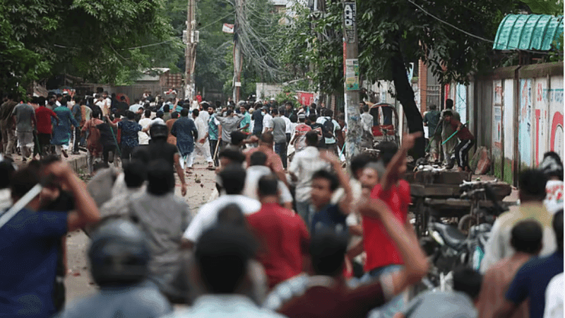 ঢাকা আলিয়া মাদ্রাসায় ছাত্রদল-ছাত্রশিবির সংঘর্ষ চলছেই, উত্তপ্ত বকশীবাজার