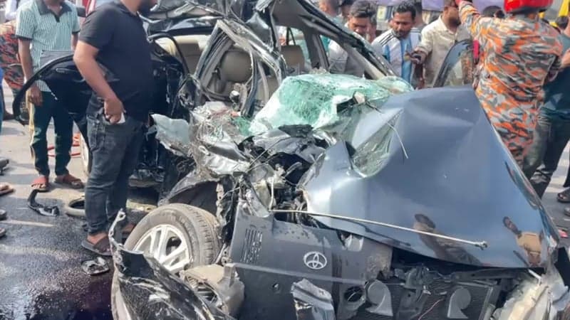 মুন্সিগঞ্জে বাস-প্রাইভেটকার দুর্ঘটনায় নিহত ৪