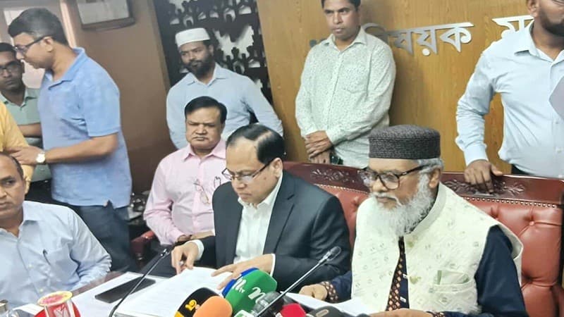 হজের তিন প্যাকেজ ঘোষণা,  কমানো হয়েছে বিমানের ভাড়া