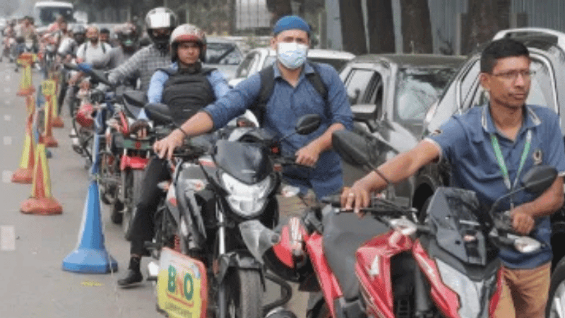 বিজয় সরণির তেল পাম্পের লাইন গিয়ে ঠেকেছে মহাখালী