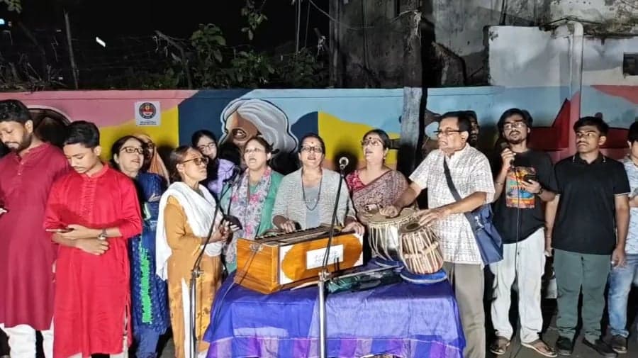 রবীন্দ্রনাথের প্রতিকৃতি বিকৃতির চেষ্টা, প্রতিবাদে শতকণ্ঠে রবীন্দ্রসংগীত