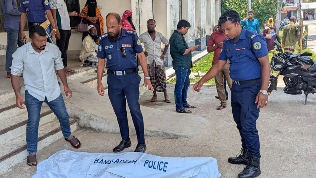 কুয়াকাটায় মোটরসাইকেল দুর্ঘটনায় প্রাণ গেল পর্যটকের, আহত ৩