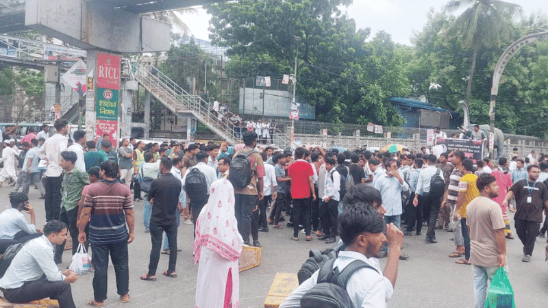 আইডিয়ালের শিক্ষার্থীদের সায়েন্সল্যাব মোড় অবরোধ