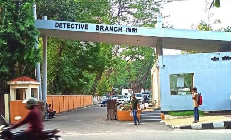 তথ্য উপদেষ্টার দিকে বোতল ছোড়ার ঘটনায় একজনকে ডিবির জিজ্ঞাসাবাদ