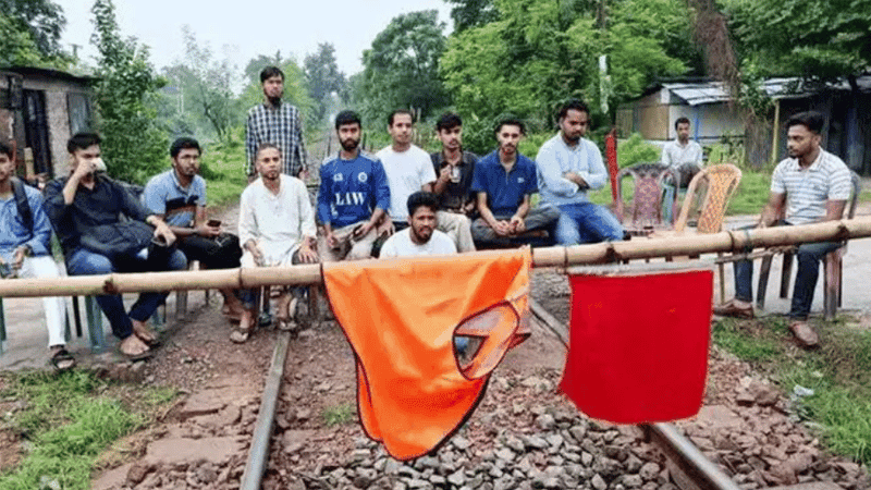 রাজশাহীতে রেললাইন অবরোধ রাবি শিক্ষার্থীদের, সারাদেশের সঙ্গে ট্রেন চলাচল বন্ধ