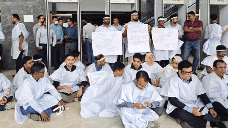 সংস্কারের দাবিতে ফের কলম বিরতি পালন করলেন এনবিআর কর্মকর্তারা