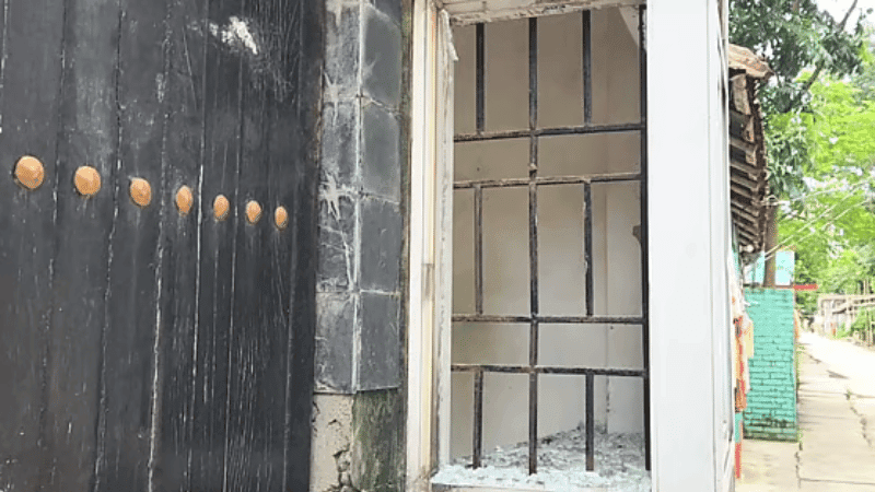 নাটোরে প্রয়াত আওয়ামী লীগ নেতার বাড়িতে হামলা-ভাঙচুর