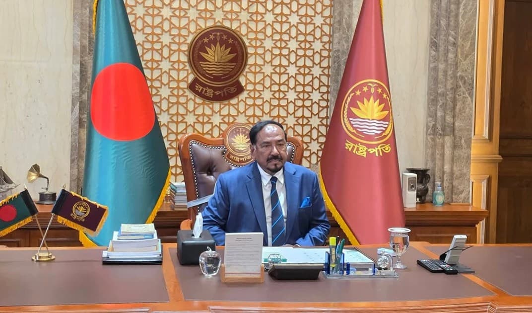 প্রথম দাপ্তরিক কর্মদিবসে বঙ্গভবনে ভারপ্রাপ্ত রাষ্ট্রপতি হাফিজ উদ্দিন