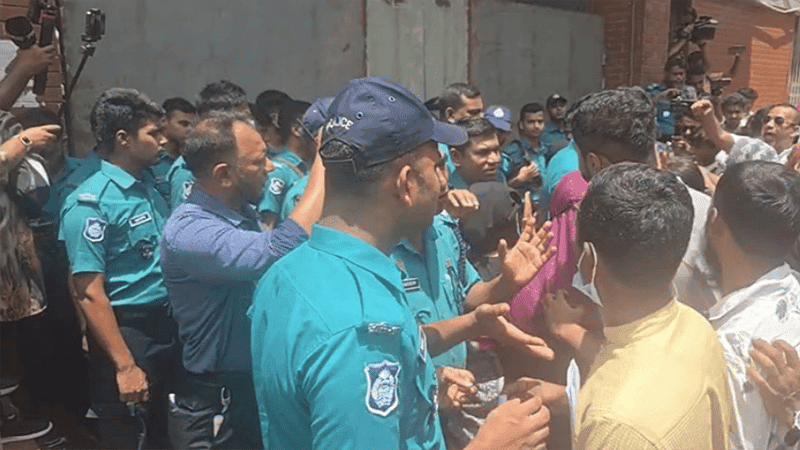 সচিবালয়ের সামনে জুলাই শহীদ পরিবার ও আহতদের অবস্থান