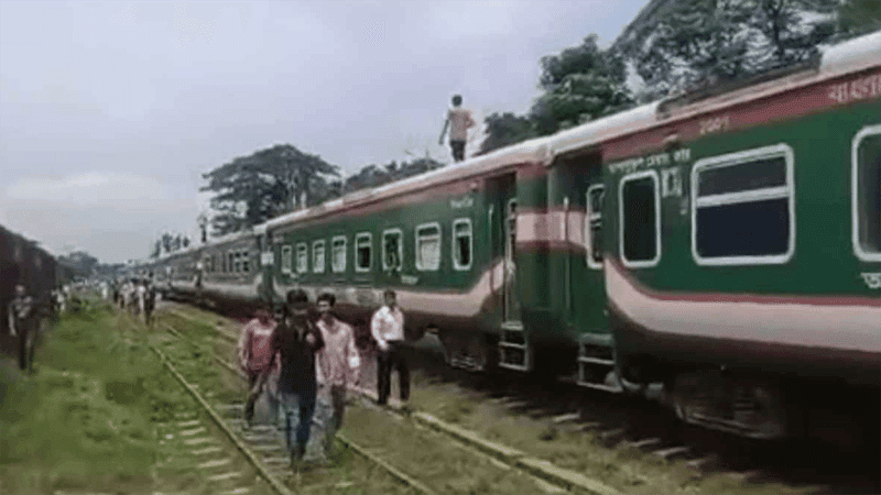 আশুগঞ্জে কালনি এক্সপ্রেসের ৩ বগি বিচ্ছিন্ন