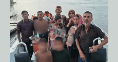 চাঁপাইনবাবগঞ্জে পদ্মায় নৌকাডুবি, ভারতীয় সীমান্তে ১০ জনকে উদ্ধার করলো বিএসএফ