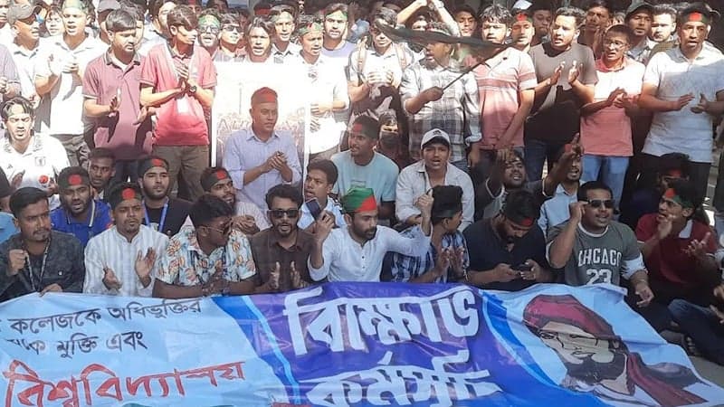 মহাখালীতে তিতুমীর কলেজ শিক্ষার্থীদের সড়ক অবরোধ