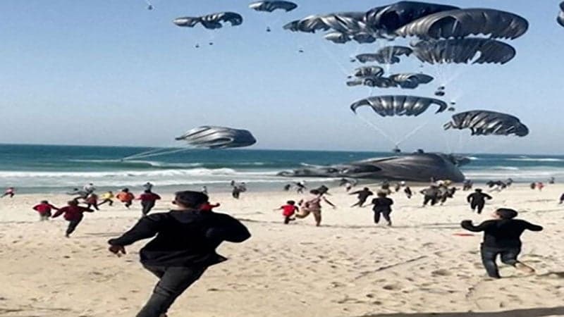 বিমান থেকে ফেলা ত্রাণের আশায় গাজার ক্ষুধার্ত মানুষেরা