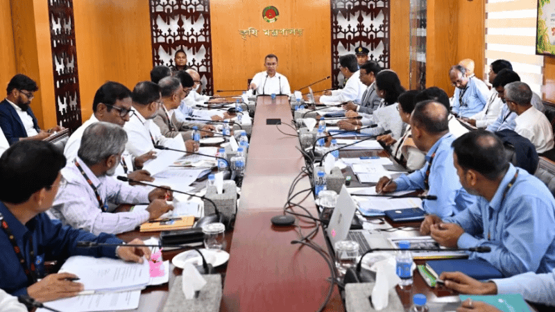 লিফট ব্যবহার না করে ছয় তলা সিঁড়ি বেয়ে বৈঠকে গেলেন প্রধানমন্ত্রী