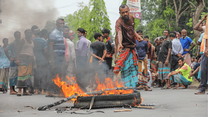 কাঁচা পাট রপ্তানি বন্ধের প্রতিবাদে খুলনায় মহাসড়ক অবরোধ করে বিক্ষোভ