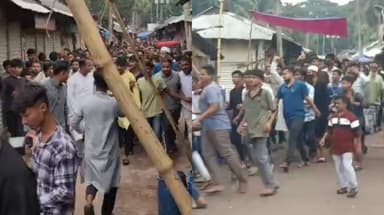 নোয়াখালীতে ছাত্রলীগের বিশাল মিছিল, ব্যাপক উপস্থিতি দেখে সরে গেল পুলিশ