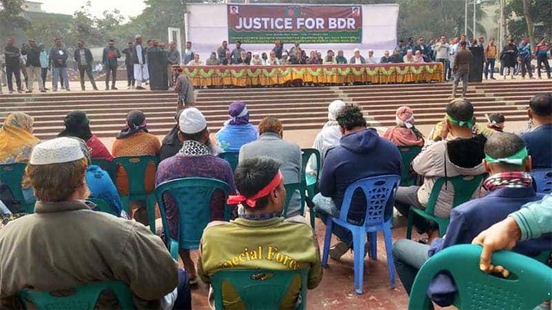 ৬ দফা দাবিতে শহীদ মিনারে চাকরিচ্যুত বিডিআর সদস্যদের অবস্থান