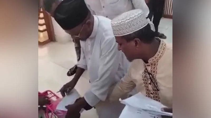 সরকারি বাইসাইকেল নাতনিকে উপহার, সমালোচনার মুখে ফেরত দিলেন জামায়াত নেতা