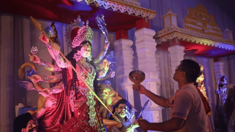 মণ্ডপে মণ্ডপে আরাধনা, ভক্তদের মনে দেবী বিদায়ের সুর