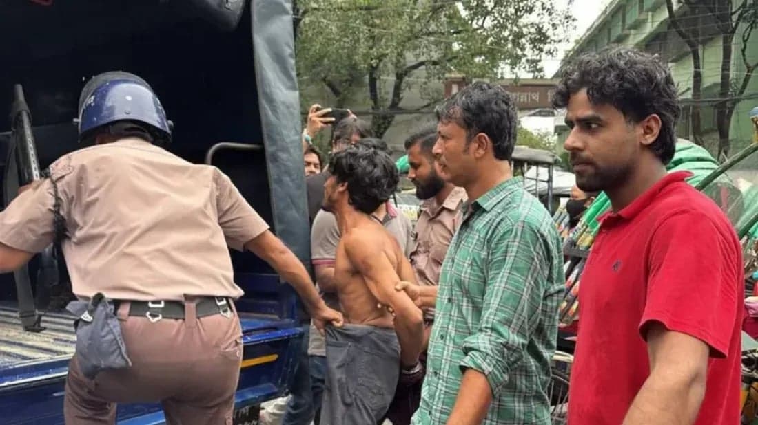 ‘জয় বাংলা’ স্লোগান দেওয়ার অভিযোগে রিকশাচালককে ধরে পুলিশে দিল ছাত্রদল
