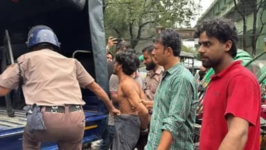 ‘জয় বাংলা’ স্লোগান দেওয়ার অভিযোগে রিকশাচালককে ধরে পুলিশে দিল ছাত্রদল