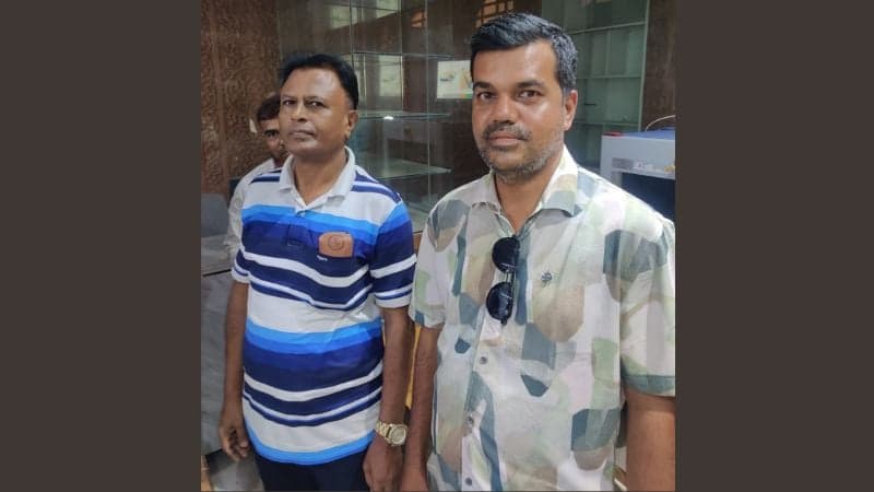 সুপ্রিম কোর্টে অস্ত্রসহ দুই ব্যক্তি আটক