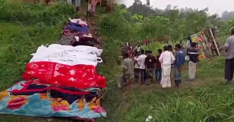 টাঙ্গাইলে রডবোঝাই ট্রাক উল্টে নিহতদের ১৩ জনের বাড়িই নওগাঁয়