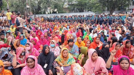 টিএনজেড গ্রুপের শ্রমিকদের কাকরাইল মোড় অবরোধ