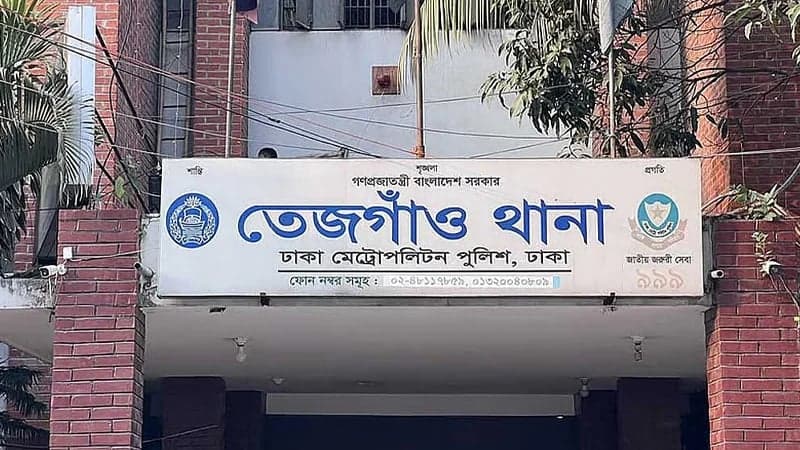 কারওয়ান বাজারে পথচারীকে ছুরিকাঘাত, হামলাকারীকে ধরে মারধর
